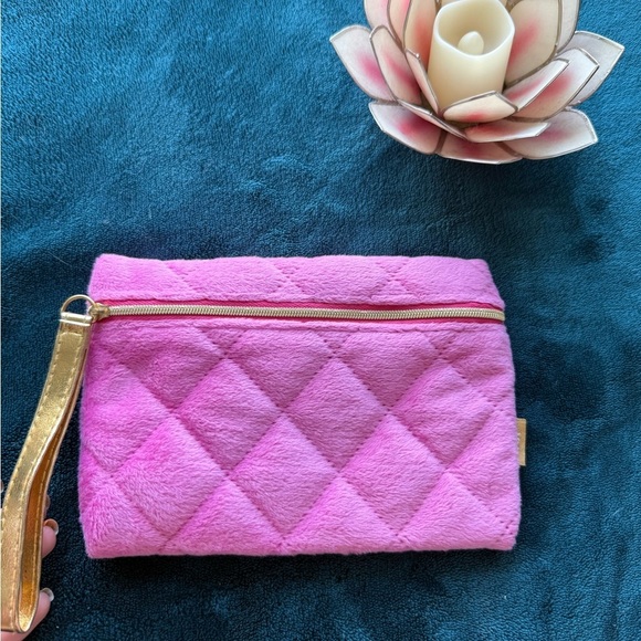 ipsy Accessories - ipsy Pink Quilted Pouch with Gold Accents